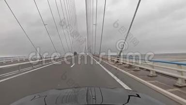 开<strong>车经过</strong>诺曼底大桥到达法国勒阿弗尔